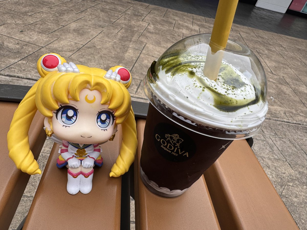 DOL_Witty's tweet photo. 某高級チョコ店の抹茶チョコを飲んで見た
画像の割れたチョコカップに興味があって
カップが割れたら大変じゃない？どうやって飲む？🤔
答えたカップの内側にチョコを塗って、飲む時は少し力入れて中のチョコを割る事ですね😆
これは美味しかった😋 https://t.co/nEJ1JFgr1U