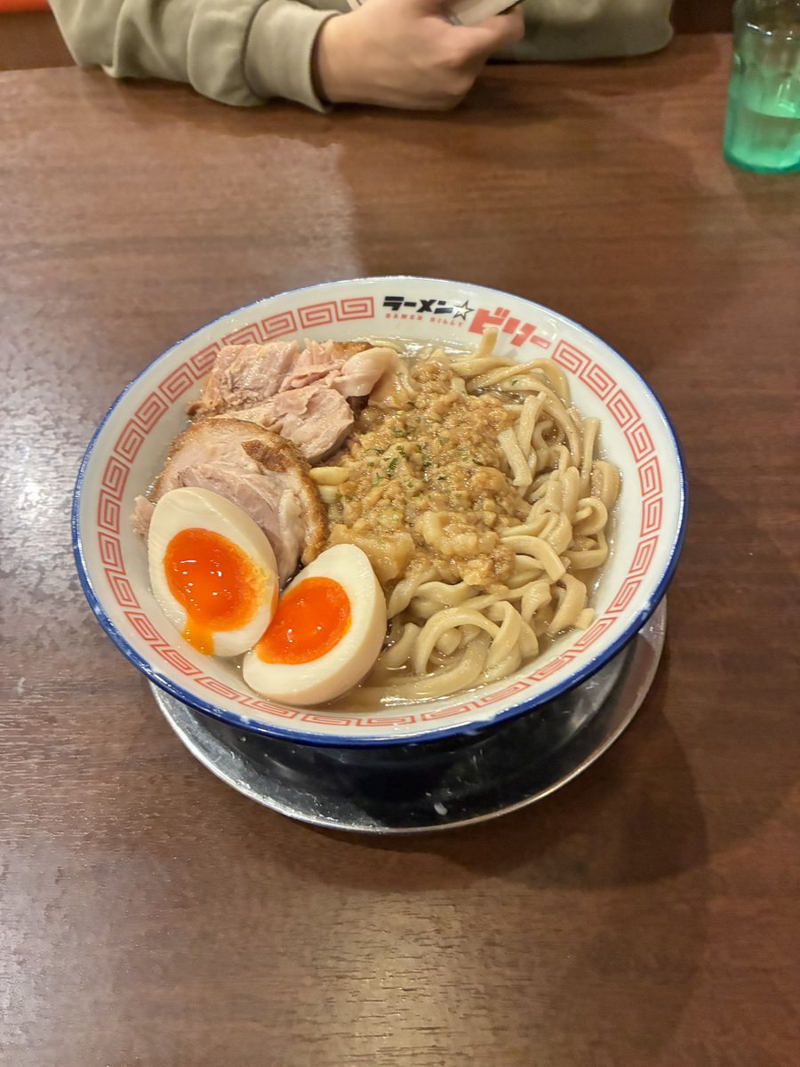 tkddesn's tweet photo. ラーメンビリー
味噌 麺300ｇ 豚2枚 味玉 麺硬め
麺硬め結構良かったかも？何が違うんだろ？結構美味しかった😋 https://t.co/6bKUIJv7ET