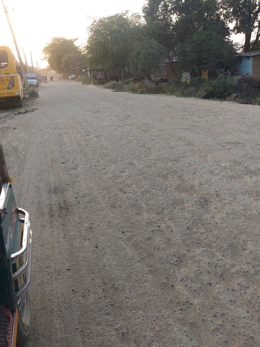 kmyspriwar's tweet photo. @dmfatehpur @CMOfficeUP @InfoDeptUP @CommissionerPrg महोदया जी अमौली कोरिया सड़क पुर्ण की अन्तिम तिथि 6/12/25 थी परन्तु अभी तक सड़क निर्माण कार्य चालू नहीं हुआ है जिस से क्षेत्र वासियों को अनेक प्रकार की समस्याओं का सामना करना पड़ रहा ।  महोदया जी आप से विशेष निवेदन हैं संज्ञान में ले कर कठोर कार्यवाही कर के कार्य चालू करवाया जाए https://t.co/FvDJLuCjA5