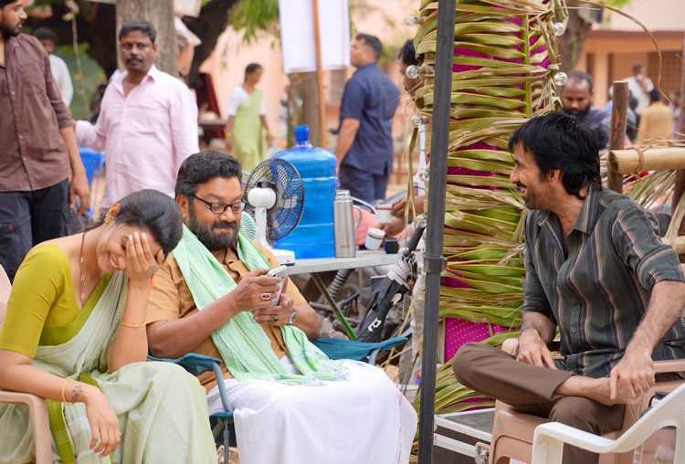 RaviTejaFlicks's tweet photo. #Irumudi Working Stills 

@RaviTeja_offl https://t.co/HJCJ6u5Wgr
