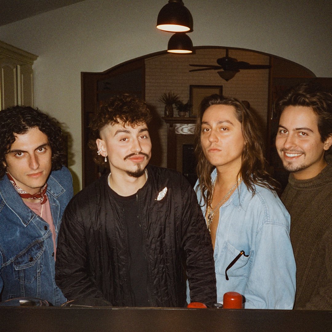 shutupdevviee's tweet photo. when you’re in a handsome competition and sam kiszka is your opponent https://t.co/o9zPDEftAl