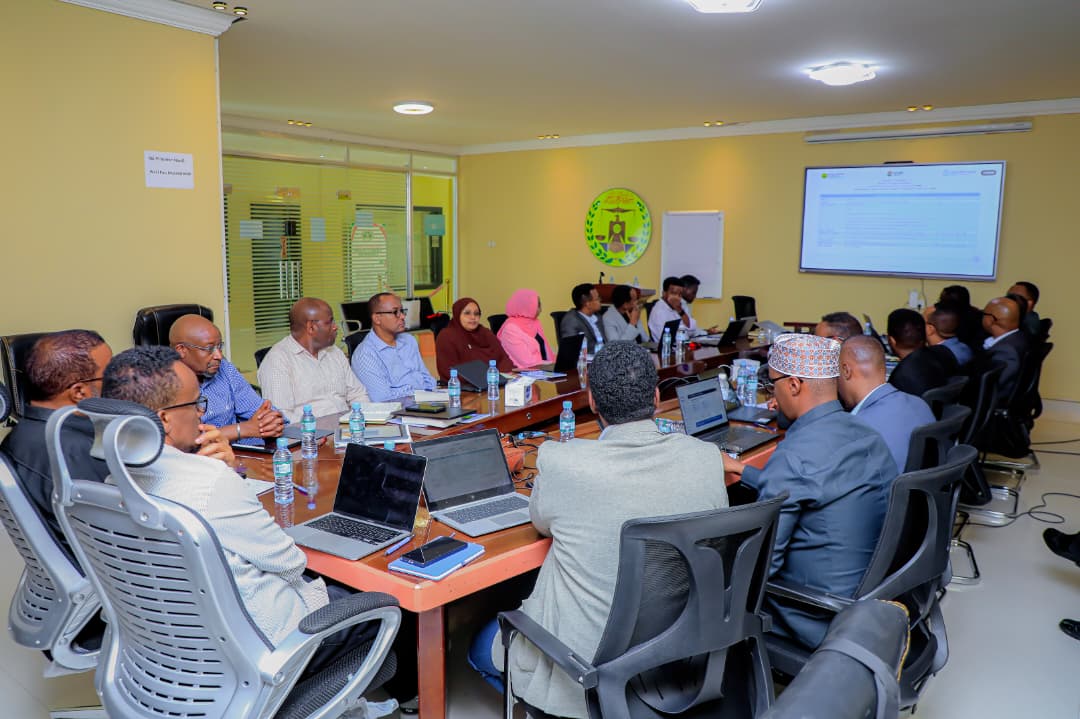 SLSESRP's tweet photo. Hargeysa (Juun 8, 2026) – Wasiirka Wasaaradda Tamarta iyo Macdanta JSL, Mudane Eng. Axmed Jaamac Barre, oo uu wehelinayo Agaasimaha Guud ee Wasaaradda Tamarta iyo Macdanta, Mudane Dr. Shucayb Cismaan Maxamuud, ayaa xarunta Wasaaradda ka furay kulanka taageerada iyo dib-u-eegista qorshayaasha shaqo ee Mashruuca Soo-kabashada Aagga Korontada Somaliland (SESRP), kaas oo socon doona muddada u dhaxaysa 8–12 Juun 2026.

Kulamadan ayaa diiradda lagu saari doonaa soo bandhigidda horumarka shaqooyinka, caqabadaha jira, iyo sidii loo dardargelin lahaa hirgelinta qandaraasyada koronto-ballaadhinta ee magaalooyinka Berbera iyo Borama, iyo sidoo kale koronto-galinta xarumaha caafimaadka iyo waxbrashada ee dhulka miyiga, kuwaasi oo gaadhaya 103 xarumood oo iskugu jira xarumo caafimaad iyo waxbarasho kuwaasi oo helay koronto-galin bilaasha oo dhamaystiran intooda badana shaqadoodu  hada soo dhamaatay.

Sidoo kale, ka qaybgalayaashu waxay booqan doonaan qaar ka mid ah xarumaha caafimaadka iyo waxbarashada ee laga hirgeliyey koronto-gelinta, iyo goobaha ay ka socdaan hawlaha koronto-ballaadhinta ee magaalooyinka Berbera iyo Borama, si ay ugu kuurgalaan heerka ay marayaan shaqooyinkaasi.

Inta ay booqashooyinku socdaan, waxa ay sidoo kale kulamo kala duwan la qaadan doonaan madaxda shirkadaha korontada ee magaalooyinka Berbera iyo Borama, si loo dardargeliyo shaqooyinka socda loona xaqiijiyo in qandaraasyadaasi ku soo gebogeboobaan muddadii loo asteeyey.

𝗥𝗲𝗮𝗱 𝗺𝗼𝗿𝗲:
Website: https://t.co/PzKajs7XAn

La soco oo ku xidhnaaw Xafiiska Wada Xidhiidhka Mashruuca SESRP

Facebook Page: https://t.co/8Ro1JapzZq
Twitter (X): https://t.co/wFm4gf0prA
LinkedIn: https://t.co/vKQpY2gwB2
YouTube: https://t.co/2DB3ozDf9E
TikTok: https://t.co/yHj7NI3LeW
Email: GRM.sesrp@moem-sl.com