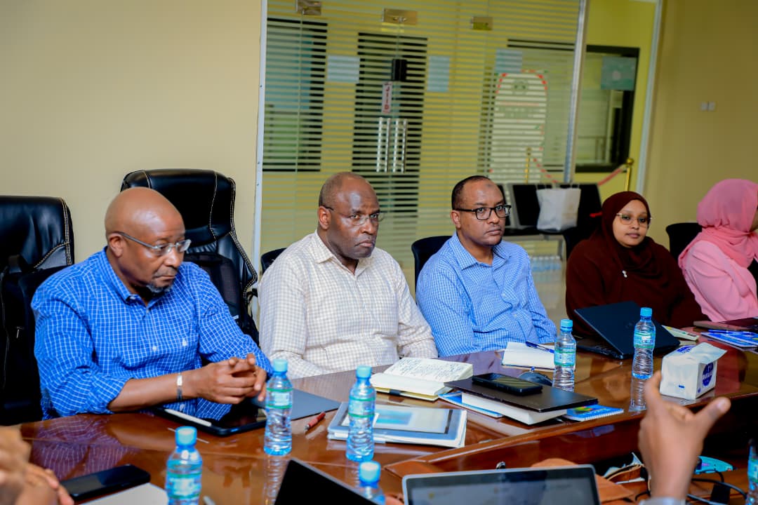 SLSESRP's tweet photo. Hargeysa (Juun 8, 2026) – Wasiirka Wasaaradda Tamarta iyo Macdanta JSL, Mudane Eng. Axmed Jaamac Barre, oo uu wehelinayo Agaasimaha Guud ee Wasaaradda Tamarta iyo Macdanta, Mudane Dr. Shucayb Cismaan Maxamuud, ayaa xarunta Wasaaradda ka furay kulanka taageerada iyo dib-u-eegista qorshayaasha shaqo ee Mashruuca Soo-kabashada Aagga Korontada Somaliland (SESRP), kaas oo socon doona muddada u dhaxaysa 8–12 Juun 2026.

Kulamadan ayaa diiradda lagu saari doonaa soo bandhigidda horumarka shaqooyinka, caqabadaha jira, iyo sidii loo dardargelin lahaa hirgelinta qandaraasyada koronto-ballaadhinta ee magaalooyinka Berbera iyo Borama, iyo sidoo kale koronto-galinta xarumaha caafimaadka iyo waxbrashada ee dhulka miyiga, kuwaasi oo gaadhaya 103 xarumood oo iskugu jira xarumo caafimaad iyo waxbarasho kuwaasi oo helay koronto-galin bilaasha oo dhamaystiran intooda badana shaqadoodu  hada soo dhamaatay.

Sidoo kale, ka qaybgalayaashu waxay booqan doonaan qaar ka mid ah xarumaha caafimaadka iyo waxbarashada ee laga hirgeliyey koronto-gelinta, iyo goobaha ay ka socdaan hawlaha koronto-ballaadhinta ee magaalooyinka Berbera iyo Borama, si ay ugu kuurgalaan heerka ay marayaan shaqooyinkaasi.

Inta ay booqashooyinku socdaan, waxa ay sidoo kale kulamo kala duwan la qaadan doonaan madaxda shirkadaha korontada ee magaalooyinka Berbera iyo Borama, si loo dardargeliyo shaqooyinka socda loona xaqiijiyo in qandaraasyadaasi ku soo gebogeboobaan muddadii loo asteeyey.

𝗥𝗲𝗮𝗱 𝗺𝗼𝗿𝗲:
Website: https://t.co/PzKajs7XAn

La soco oo ku xidhnaaw Xafiiska Wada Xidhiidhka Mashruuca SESRP

Facebook Page: https://t.co/8Ro1JapzZq
Twitter (X): https://t.co/wFm4gf0prA
LinkedIn: https://t.co/vKQpY2gwB2
YouTube: https://t.co/2DB3ozDf9E
TikTok: https://t.co/yHj7NI3LeW
Email: GRM.sesrp@moem-sl.com