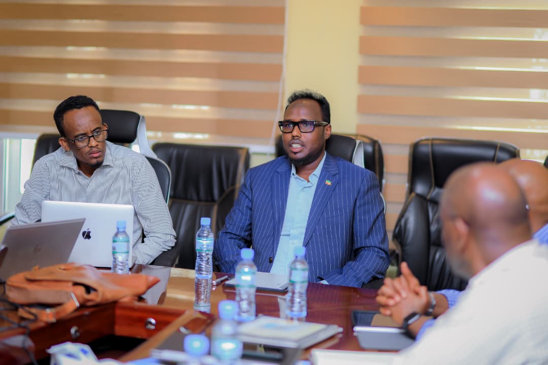 SLSESRP's tweet photo. Hargeysa (Juun 8, 2026) – Wasiirka Wasaaradda Tamarta iyo Macdanta JSL, Mudane Eng. Axmed Jaamac Barre, oo uu wehelinayo Agaasimaha Guud ee Wasaaradda Tamarta iyo Macdanta, Mudane Dr. Shucayb Cismaan Maxamuud, ayaa xarunta Wasaaradda ka furay kulanka taageerada iyo dib-u-eegista qorshayaasha shaqo ee Mashruuca Soo-kabashada Aagga Korontada Somaliland (SESRP), kaas oo socon doona muddada u dhaxaysa 8–12 Juun 2026.

Kulamadan ayaa diiradda lagu saari doonaa soo bandhigidda horumarka shaqooyinka, caqabadaha jira, iyo sidii loo dardargelin lahaa hirgelinta qandaraasyada koronto-ballaadhinta ee magaalooyinka Berbera iyo Borama, iyo sidoo kale koronto-galinta xarumaha caafimaadka iyo waxbrashada ee dhulka miyiga, kuwaasi oo gaadhaya 103 xarumood oo iskugu jira xarumo caafimaad iyo waxbarasho kuwaasi oo helay koronto-galin bilaasha oo dhamaystiran intooda badana shaqadoodu  hada soo dhamaatay.

Sidoo kale, ka qaybgalayaashu waxay booqan doonaan qaar ka mid ah xarumaha caafimaadka iyo waxbarashada ee laga hirgeliyey koronto-gelinta, iyo goobaha ay ka socdaan hawlaha koronto-ballaadhinta ee magaalooyinka Berbera iyo Borama, si ay ugu kuurgalaan heerka ay marayaan shaqooyinkaasi.

Inta ay booqashooyinku socdaan, waxa ay sidoo kale kulamo kala duwan la qaadan doonaan madaxda shirkadaha korontada ee magaalooyinka Berbera iyo Borama, si loo dardargeliyo shaqooyinka socda loona xaqiijiyo in qandaraasyadaasi ku soo gebogeboobaan muddadii loo asteeyey.

𝗥𝗲𝗮𝗱 𝗺𝗼𝗿𝗲:
Website: https://t.co/PzKajs7XAn

La soco oo ku xidhnaaw Xafiiska Wada Xidhiidhka Mashruuca SESRP

Facebook Page: https://t.co/8Ro1JapzZq
Twitter (X): https://t.co/wFm4gf0prA
LinkedIn: https://t.co/vKQpY2gwB2
YouTube: https://t.co/2DB3ozDf9E
TikTok: https://t.co/yHj7NI3LeW
Email: GRM.sesrp@moem-sl.com