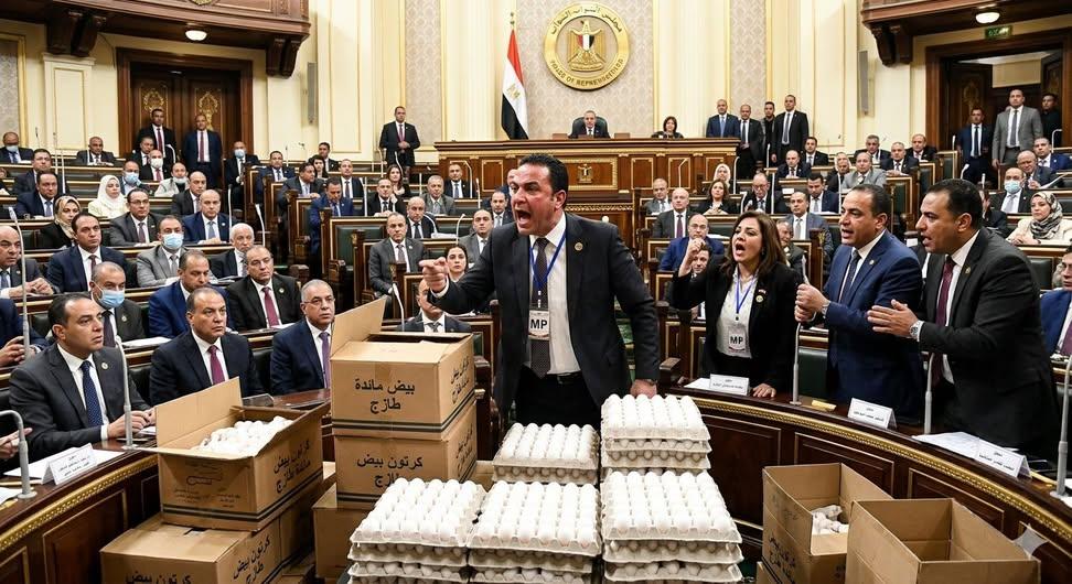 omomar10095411's tweet photo. خد بالك يا مؤمن مجلس الشعب عامل طلب إحاطة علشان يناقش انهيار كرتونة البيض الي 75جنيه 
مجلس الشعب كان فين لما وصلت 170 و 180 و185
هو المجلس جاي مع الشعب ولا علي الشعب😡 https://t.co/WSL1JVaeEj