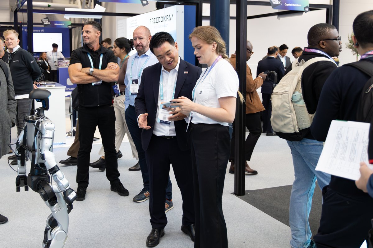 AlanMakMP's tweet photo. Great to be at #LondonTechWeek🇬🇧 @LDNTechWeek
Enjoyed meeting British tech companies doing amazing work in #AI, #robotics and much more!
By becoming a #ScaleUpNation Britain to be the best place in the world to start and scale a tech business🚀 https://t.co/RzWSRrorxr