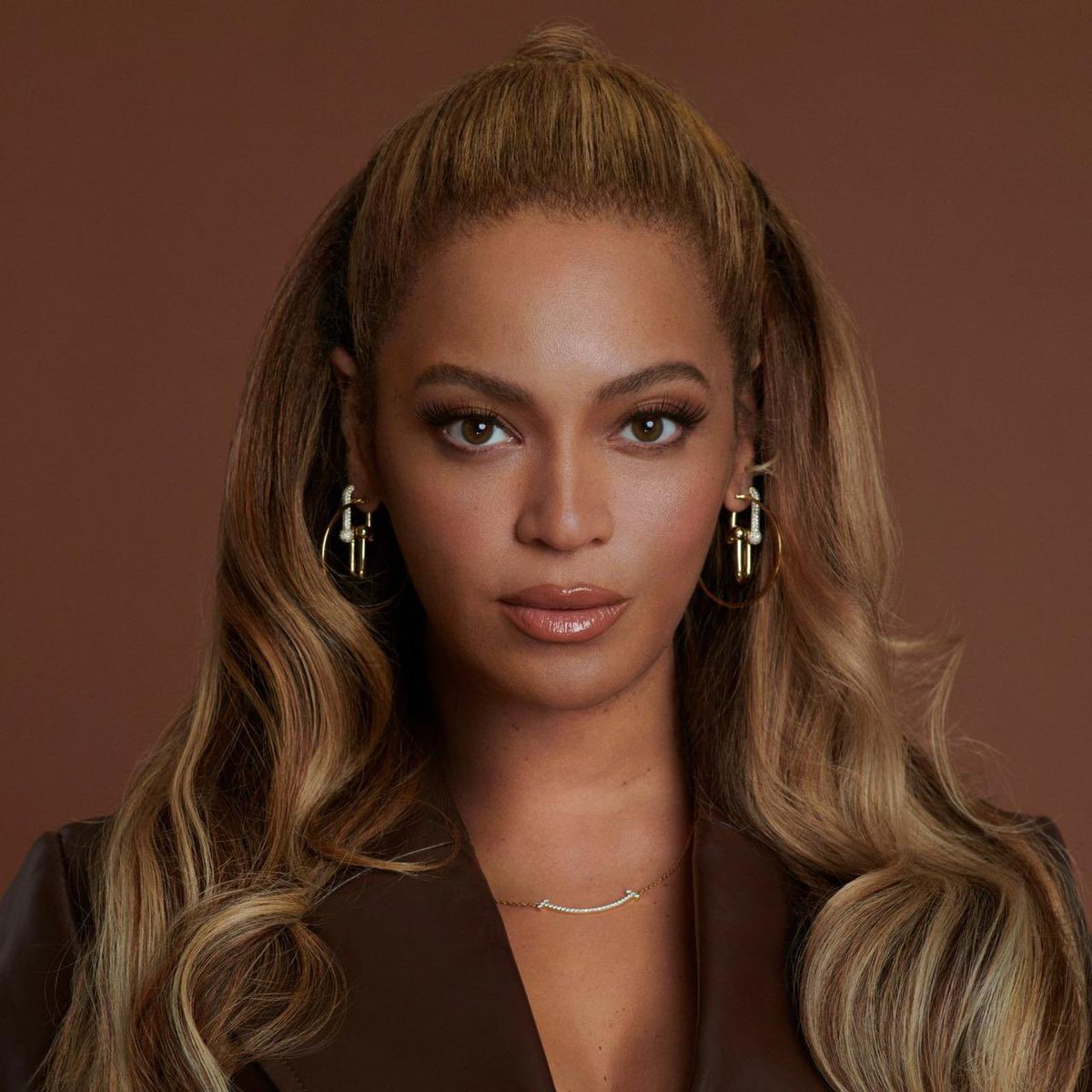 ChartsArtists's tweet photo. Pre-2000 female artists with the highest peaks of Monthly Listeners on Spotify:

1.-Mariah Carey: 103,891,529 
2.-Sia: 100,120,416 
3.-Shakira: 90,063,698
4.-Beyoncé: 78,122,541
5.-Brenda Lee: 73,309,610 
6.-Britney Spears: 60,255,073 
7.-Madonna: 56,308,481 
8.-The Ronettes: 54,867,497 
9.-Shreya Ghoshal: 53,470,893 
10.-Jennifer Lopez: 48,900,619
11.-Kate Bush: 47,737,942
12.-Yoko Ono: 39,238,226
13.-Céline Dion: 38,976,847
14.-Darlene Love: 38,109,859