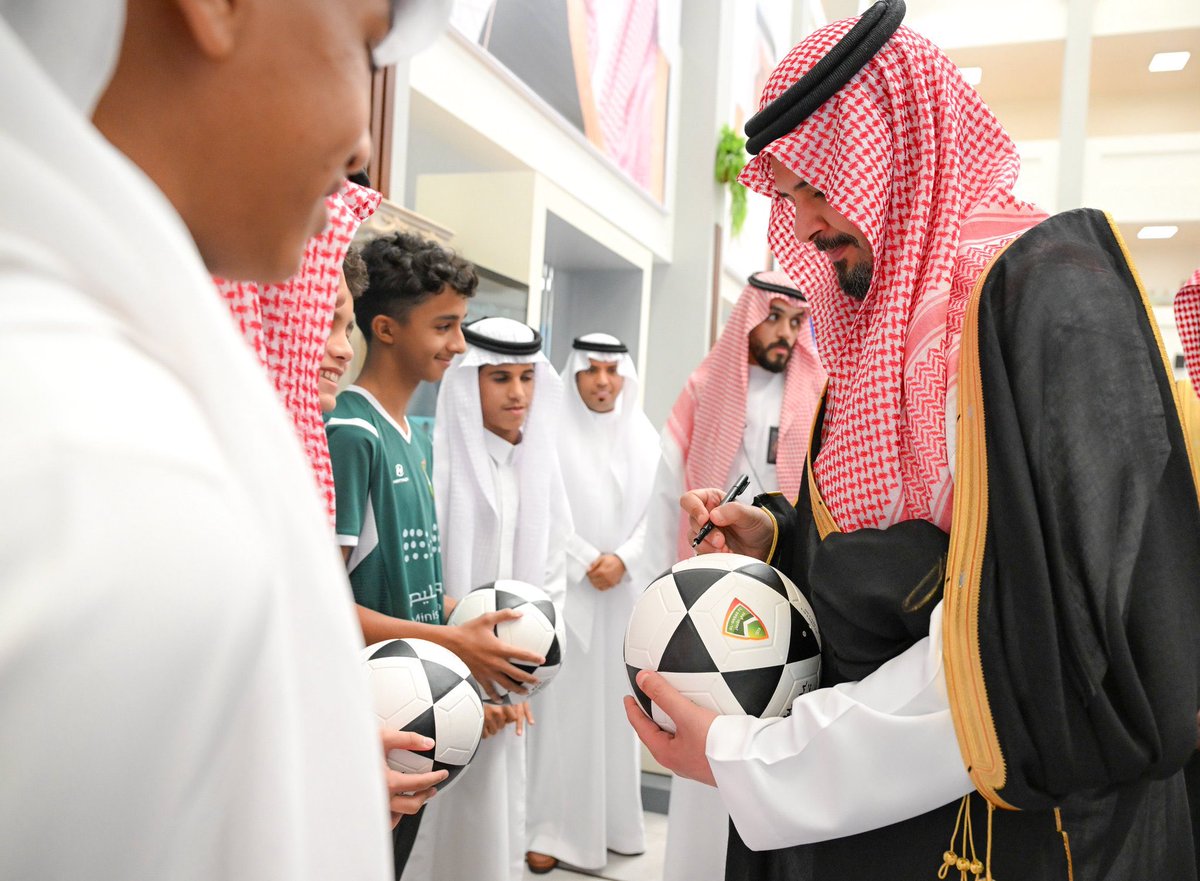 saadHreib's tweet photo. دشن الامير سلمان بن سلطان أمير منطقة #المدينة_المنورة أكاديمية طويق التقنية، والمدرسة المركزية للتعليم الإلكتروني، ومدرسة الموهوبين الرياضية .

وأكد الأمير سلمان بن سلطان أن ما يحظى به قطاع التعليم من دعم واهتمام من القيادة الرشيدة يعكس إيمانها العميق بأهمية الاستثمار في الإنسان وتمكين الكفاءات الوطنية، مشيرًا إلى أن تطوير البيئة التعليمية ورعاية الموهوبين والمتميزين يمثلان ركيزة أساسية لتحقيق مستهدفات رؤية السعودية 2030 وبناء أجيال قادرة على المنافسة عالميًا..
