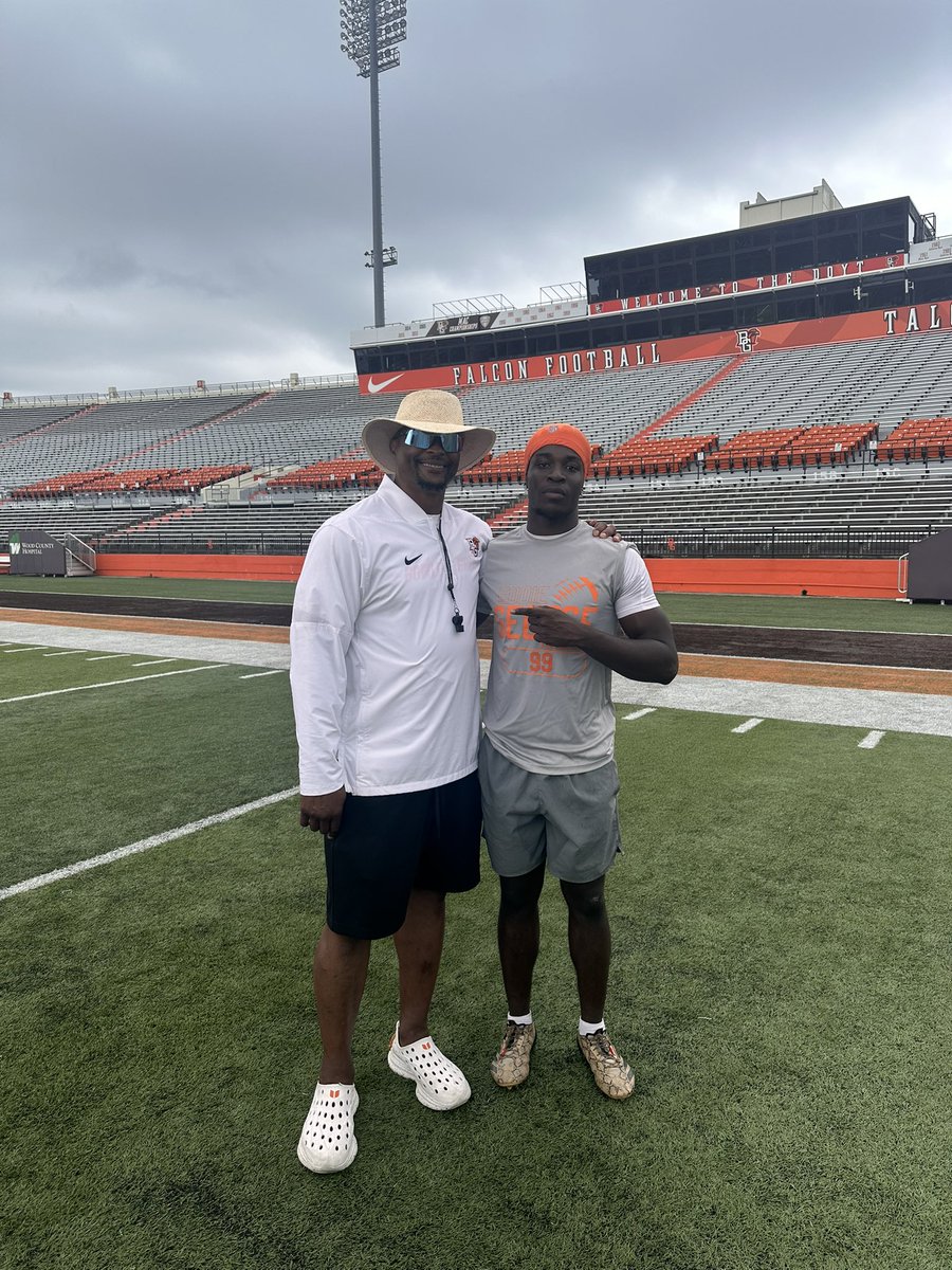 Kevinking23's tweet photo. Thank you @CoachStyles_ for the camp invite to @BG_Football had a great time competing and getting to talk with Coaches
@Coach_Franke @Mark__Porter @JaredLuginbill @EddieGeorge2727 @CoachCraw_ @AllenTrieu @TylerStevens94 https://t.co/0bHBccz96O