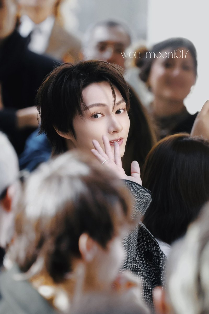won_moon1017's tweet photo. TO THE MOON AND BACK WITH JUNHUI
Happy Birthday my dear💛 

#오늘은_문준휘생일_축하_쿠다사이
#OurMoonlightJUNday 
#文俊辉 #JUN #준 @pledis_17 https://t.co/8ECB0VyaXj