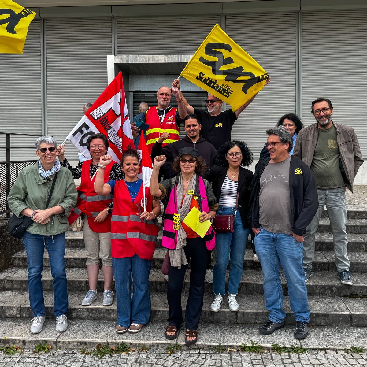 LFIBRON's tweet photo. Soutien aux salarié•es de La Poste de Bron, en grève contre une réorganisation qui va dégrader leurs conditions de travail !

Alors qu’il ne reste plus que 2 bureaux à Bron, cette réorganisation va continuer d’affaiblir le service public de proximité. https://t.co/8sw92CpE4C