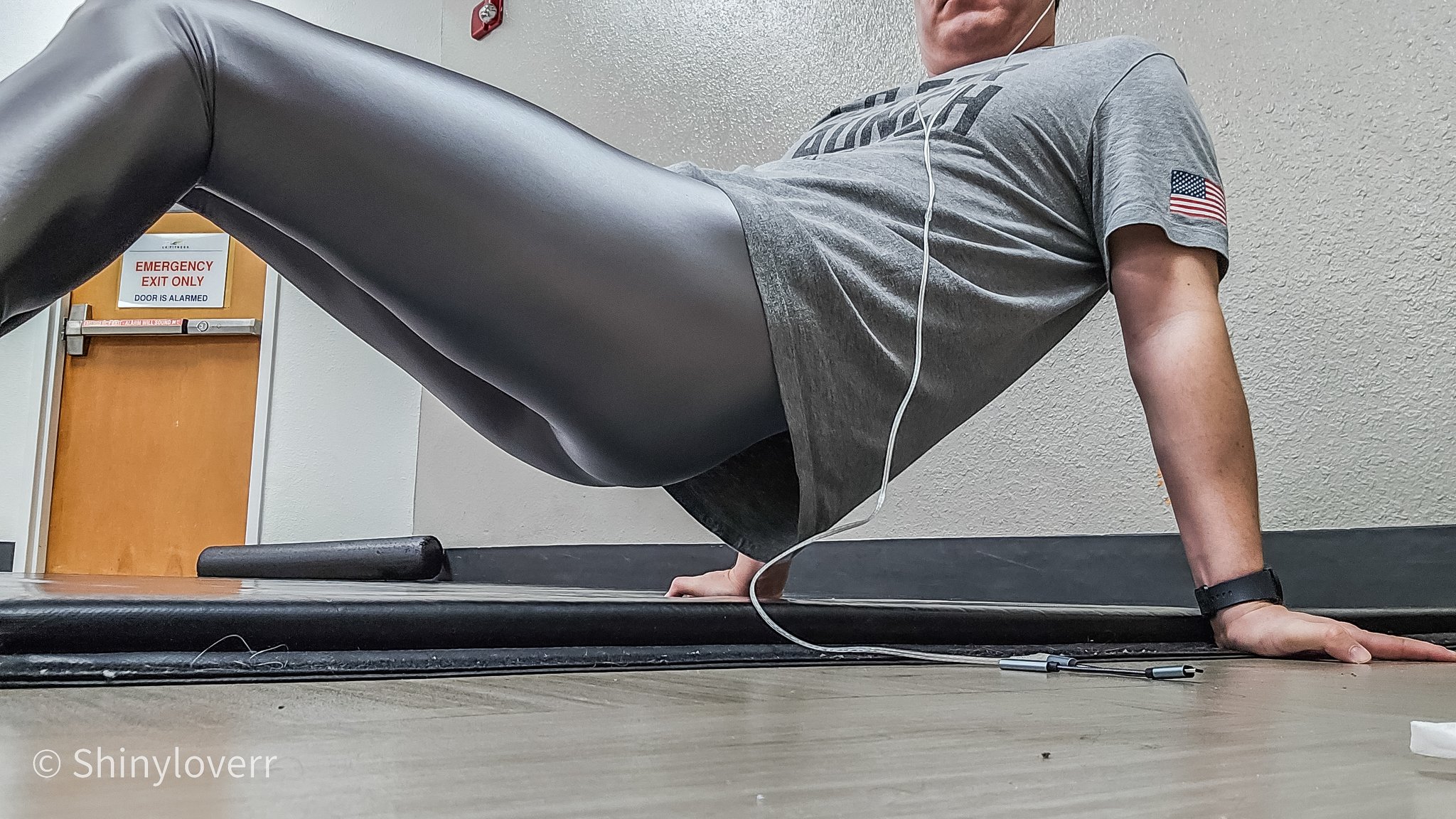 Working out at the gym https://t.co/HXg8OJVxxV