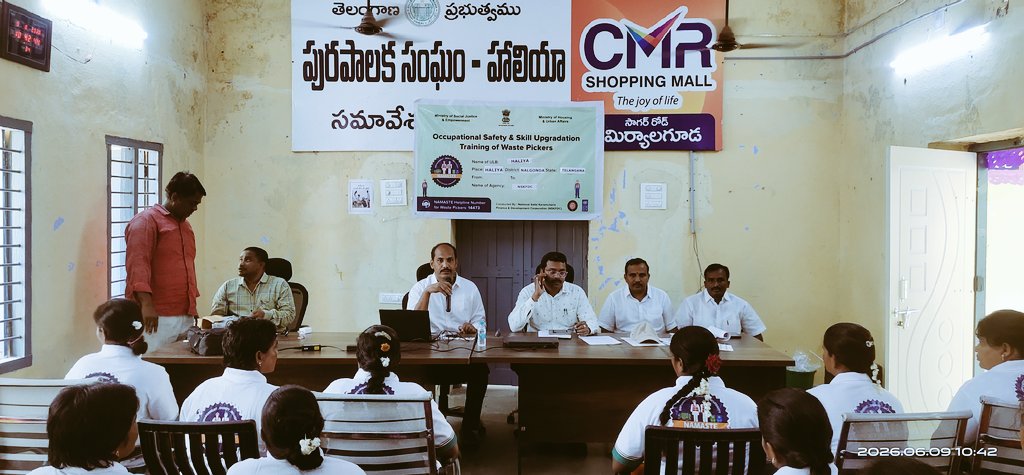 HALIYAMC's tweet photo. As a part of Namaste scheme Haliya Municipality conducted informal waste pickers traning Component refers to a government and social inclusion framework aimed at formally integrating informal waste workers into the solid waste value chain. https://t.co/NoOQ6iDyQR