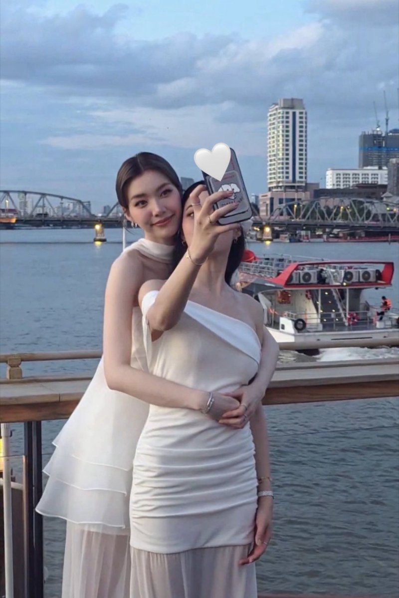 pkornns's tweet photo. oh how i love this genre of lingorm selfies where orm was giving lingling a back hug https://t.co/OaDm4X3oj4