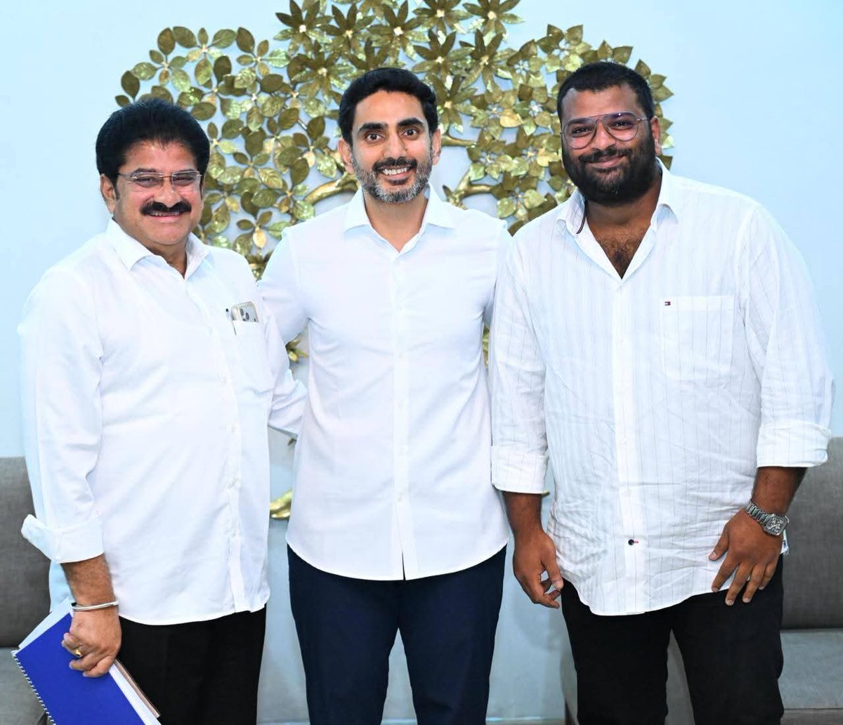 MeeNallamilli's tweet photo. ఉండవల్లిలో ఆంధ్రప్రదేశ్ రాష్ట్ర ముఖ్యమంత్రి శ్రీ @ncbn గారి నివాసంలో రాష్ట్ర ఐటీ &amp; విద్యా శాఖ మంత్రి శ్రీ నారా లోకేష్ @naralokesh గారిని మర్యాదపూర్వకంగా కలసి, అనపర్తి నియోజకవర్గ అభివృద్ధి కార్యక్రమాల గురించి చర్చించడం జరిగింది. https://t.co/X67pwcAwvB