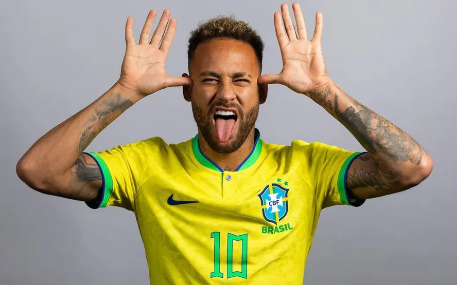 Futebol_Linhas's tweet photo. Cristiano Ronaldo com 41 anos. 

Messi com 39. 

Modric com 40. 

Todos na mesma Copa do Mundo.

Eric Faria, comentarista da Globo, foi direto: está ficando normal jogadores com essa idade performarem bem, por mais tempo.

"A longevidade física dos atletas vai ser cada vez maior. Alimentação, suplementação, tecnologia de treinamento. Os atletas hoje são mais atletas do que eram há cinco anos."

Mas tem um limite que a ciência ainda não resolveu.

"O que pode impedir essa longevidade é a saúde mental. O esporte virou um negócio gigante. Esses rapazes começam com 13, 14 anos num ambiente de cobrança profissional. Mais redes sociais. Mais exposição. Menos privacidade. Às vezes o cara chega aos 30 já rico, já vencedor, e simplesmente não aguenta mais."

O Adriano foi assim. 

O Ronaldinho foi assim. 

O Neymar, na visão de Eric, está chegando perto desse limite.

O que faz Cristiano e Messi diferentes não é só o físico. 

É que os dois ainda têm objetivos esportivos muito claros. 

Cristiano quer o milésimo gol. Messi quer fazer mais história com a Argentina.

Esse combustível é o que os mantém jogando em altíssimo nível enquanto outros da mesma geração já pararam.

E o Neymar? 

Ele carregou o peso sem ter tido uma transição. 

Ronaldinho, Adriano e Kaká não passaram o bastão com suavidade. 

O Brasil não fez esse esforço. E o Neymar teve que pegar na unha uma geração inteira.

⬇️ Comenta aqui embaixo: Quem vai ser o destaque dessa copa entre os 36+ ? ⬇️

🎙️ Resenha com TF — link abaixo #futebol #Neymar #Cristiano #Messi #Copa2026 #saudemental