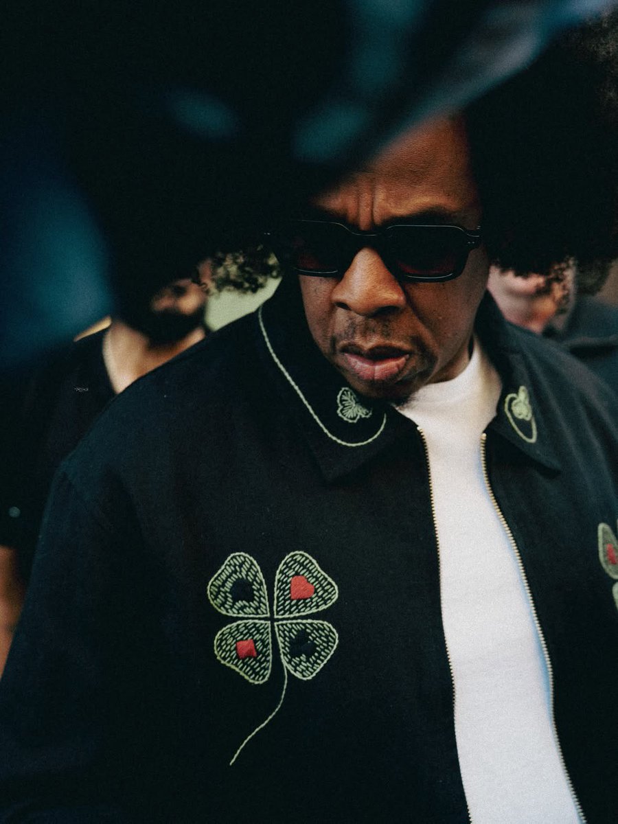 mediaoneuniv's tweet photo. He has that aura and charisma you can’t fake. 🖤
#Charisma #Aura #HipHop #RapLegend #jayz #Style #Timeless #Culture #Icon https://t.co/vSkbB8fGuh