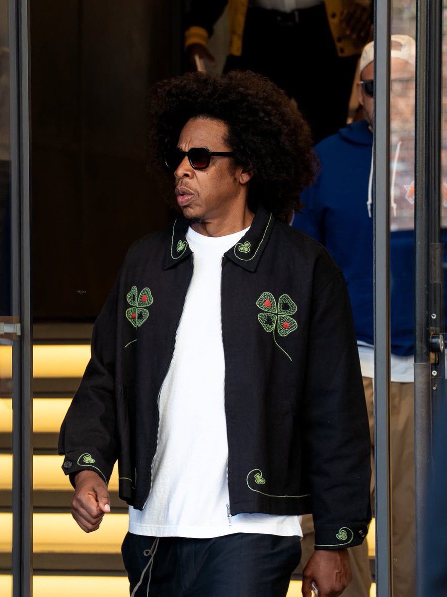 mediaoneuniv's tweet photo. He has that aura and charisma you can’t fake. 🖤
#Charisma #Aura #HipHop #RapLegend #jayz #Style #Timeless #Culture #Icon https://t.co/vSkbB8fGuh