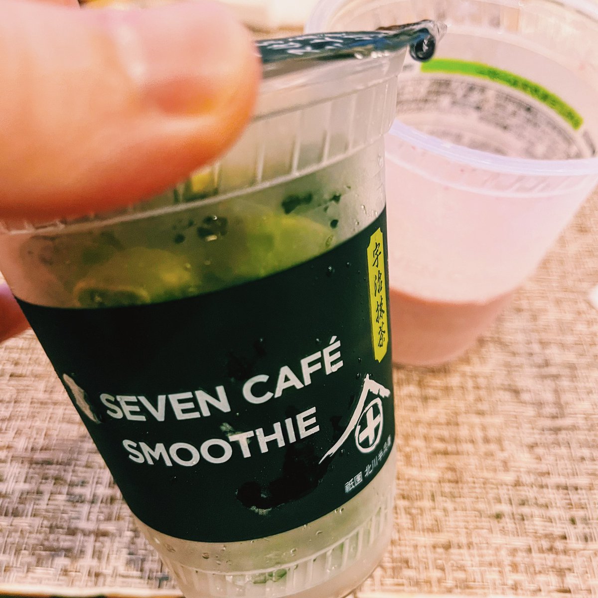 kiseracera's tweet photo. セブンイレブンのスムージー半額買ってきたー！なんだかんだ一回も飲んだことなかった！
ストロベリーミルクスムージーおいし！宇治抹茶はそのまま食べるのが美味しいって前見かけたので試したけどわかる！濃厚な抹茶アイスだこれ https://t.co/hdN4UUb9J6
