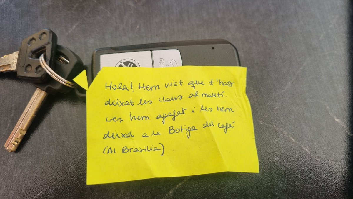 jordisendra's tweet photo. A la bona gent de #Tarragona. 
Avui m'he deixat les claus de la moto posades a la maleta. Després de buscar-les infructuosament he anat a la moto i m'he trobat un post-it d'un àngel de la guarda tarragoní. No puc més que agrair-li la seva bondat i per això faig aquest post. Xec tens el cel guanyat i una cervesa també! Contacta amb mi sisplau!
#AgraïtPerSempre
#BonaGentTarragonina