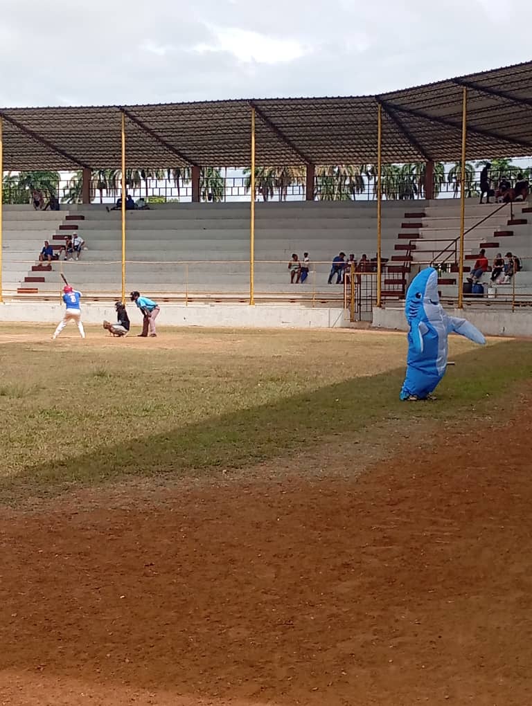 CaibarienInder's tweet photo. Un gran evento de béisbol en Caibarién, la Copa Raúl Gutiérrez Noa in memorian . Ganaron los primeros partidos, los Super Frikis y los Tiburones en semifinales. #JuntosPorCaibarién #VillaClaraConTodos #100AñosConFidel https://t.co/e7SRbcz7hz