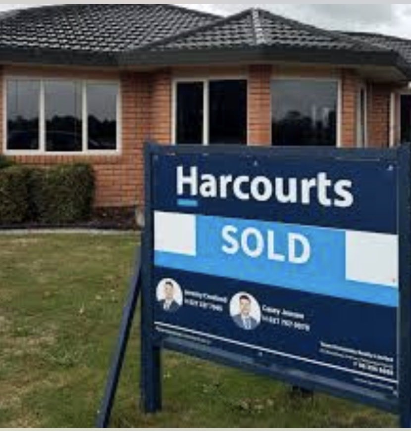 EarlFargofbu2a's tweet photo. Opening the gates wide for Chinese immigrants had a seismic effect on our house prices. It blocked a whole generation of our young people from buying their first home. Mass Indian migration is now blocking a new generation from entry level jobs. Is this worth the cost? https://t.co/aM7b7ydhFJ
