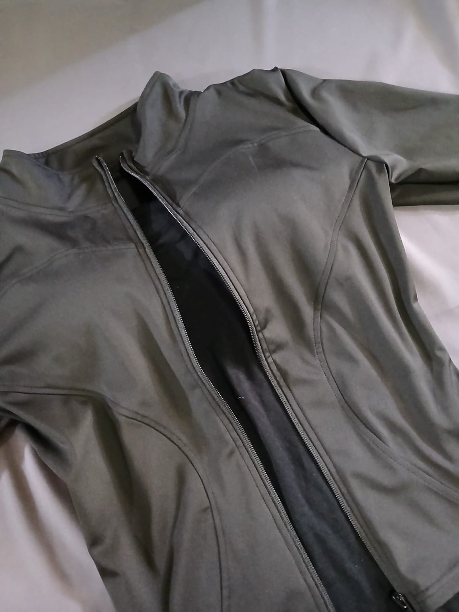 aurazlf's tweet photo. enak banget adem😭 buat kalian yang lagi nyari jaket buat olahraga ini rekomen plss https://t.co/6F1yQrtOib