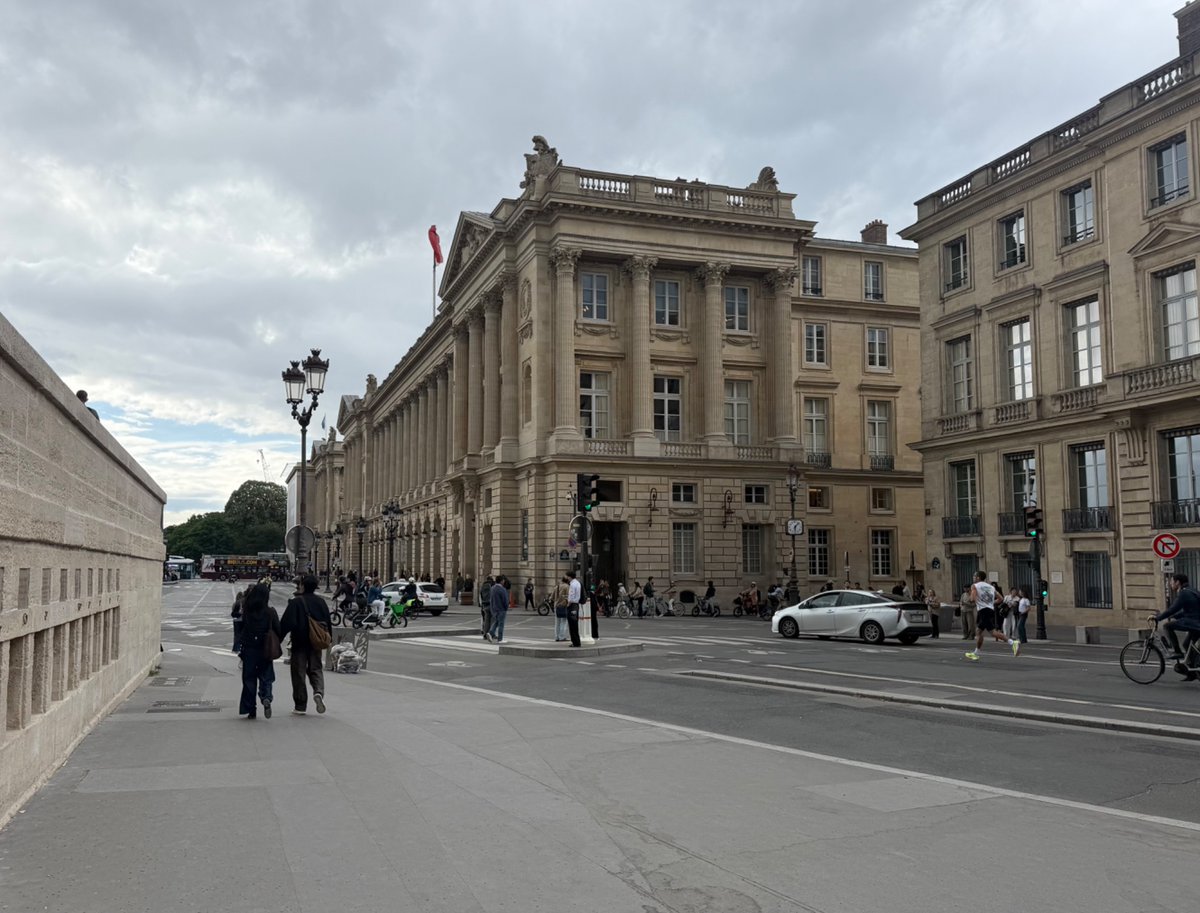 atlajala's tweet photo. as part of my ongoing research for a long project I’ve been working on for a few years that I currently just refer to as my “barricade film”, did some revolutionary tourism today to the site of one of the larger barricade complexes of the Commune of 1871, on rue de Rivoli. https://t.co/yEg702TIYI
