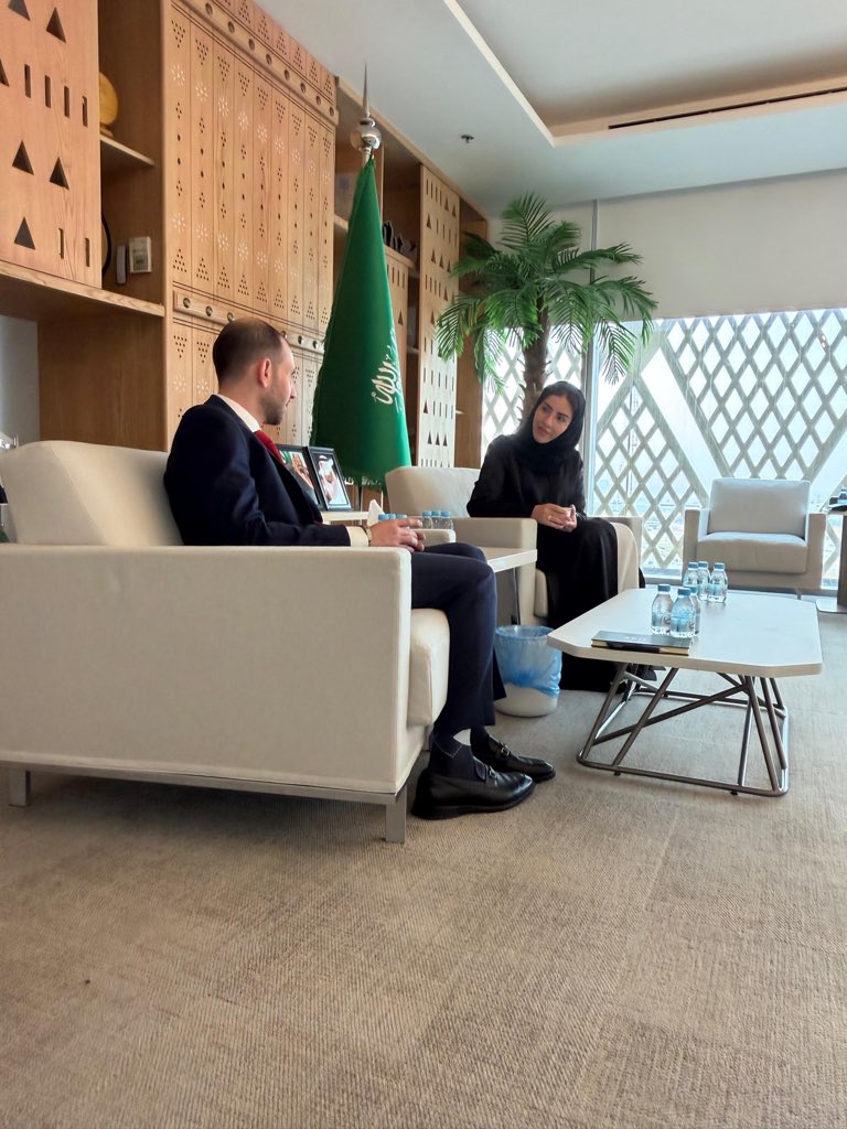 EmbaColArabia's tweet photo. S.E. Embajador de Colombia, Rayan El Barkachi, y S.E. la Viceministra de Cooperación Internacional de Salud de Arabia Saudita, Dra. Nouf Alnumair, mantuvieron un encuentro de alto nivel. https://t.co/MvDSOsGd5f