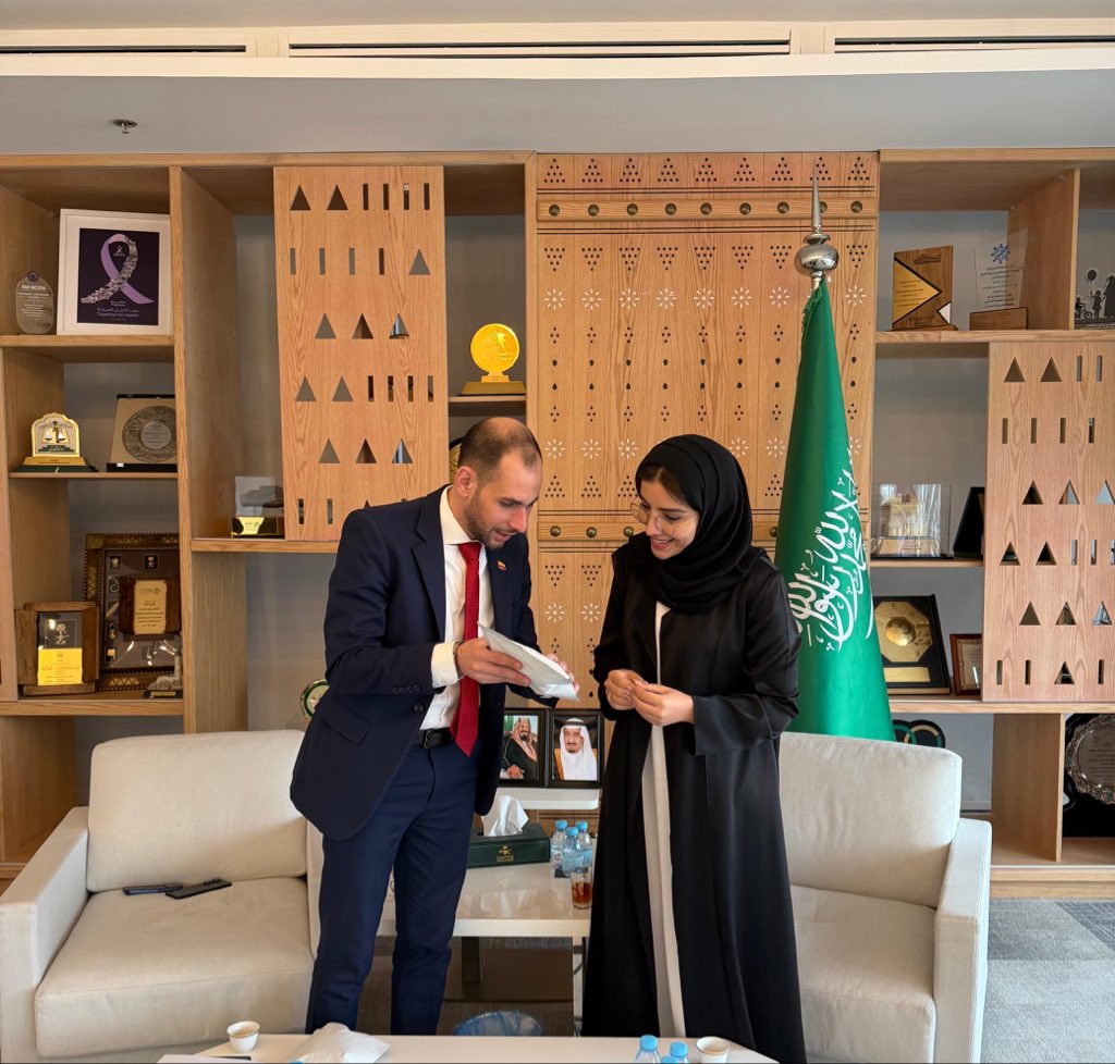 EmbaColArabia's tweet photo. S.E. Embajador de Colombia, Rayan El Barkachi, y S.E. la Viceministra de Cooperación Internacional de Salud de Arabia Saudita, Dra. Nouf Alnumair, mantuvieron un encuentro de alto nivel. https://t.co/MvDSOsGd5f