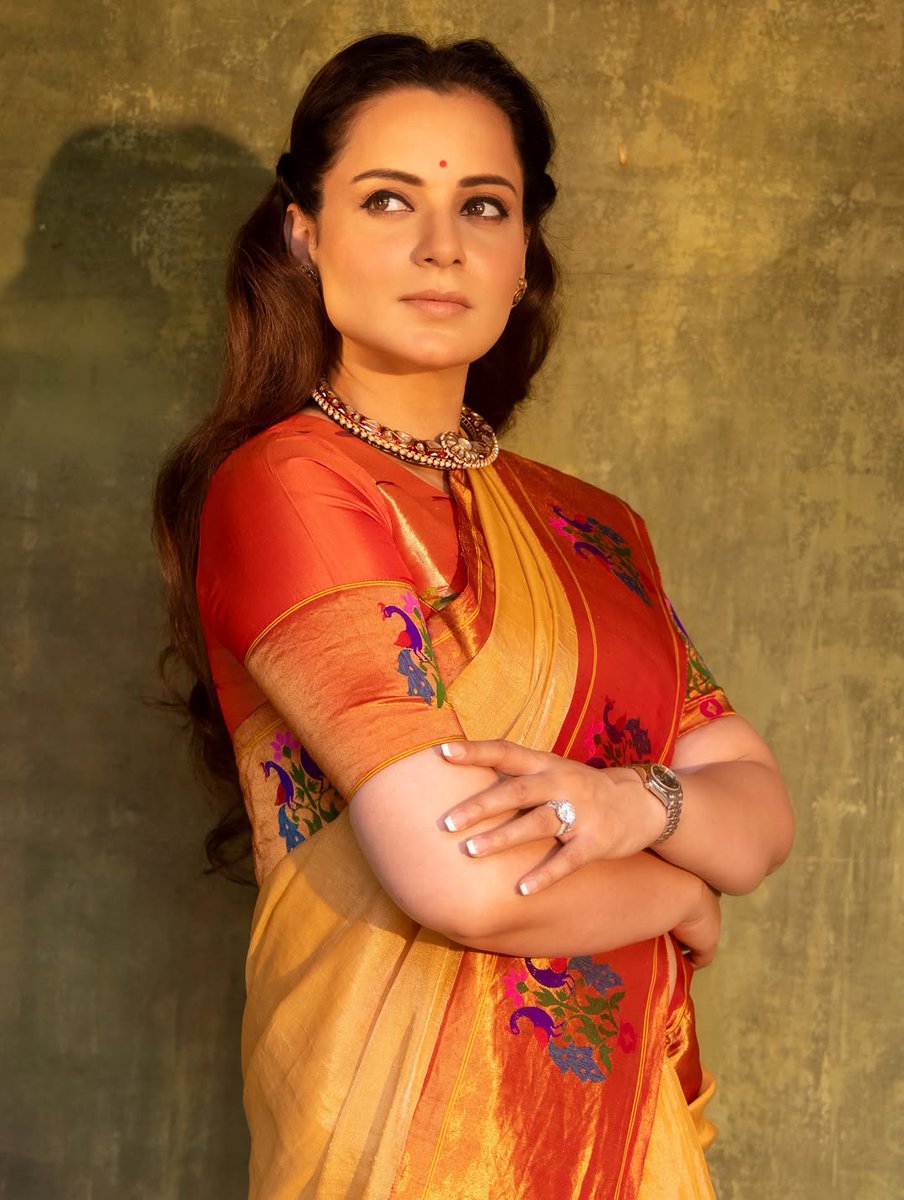 bollywoodaholic's tweet photo. The Beauty seems unreal,,
the class, the aura she carries 🤌🏻

Who says beauty lies in the eyes of the beholder? Sometimes it is a blinding sun,An undeniable force of grace that steals the breathless gaze of everyone.
My Queen @KanganaTeam 
#KanganaRanaut
#bharatbhhagyaviddhaata https://t.co/KBEJZJdntm