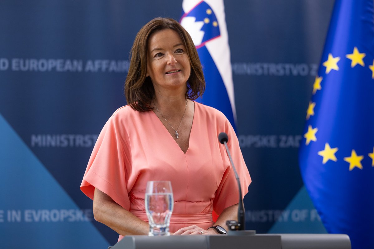 MZEZ_RS's tweet photo. Minister za zunanje in evropske zadeve @TKajzer je s srečanjem z nekdanjo MZEZ @tfajon zaključil primopredajo poslov vodenja @MZEZ_RS 🇸🇮. 

"Zunanja politika, še posebej pri manjših državah, mora temeljiti na kontinuiteti in imeti vedno pred očmi nacionalne interese, ki so naša prednostna naloga, ter ustvarjanje konkretnih koristi za naše državljane in 🇸🇮gospodarstvo."

Minister Kajzer se je nekdanji MZEZ Fajon zahvalil za vse, kar je bilo v preteklem mandatu narejeno dobrega, kljub nekaterim različnim pogledom, in ji zaželel veliko uspehov na njeni nadaljnji poklicni in osebni poti.