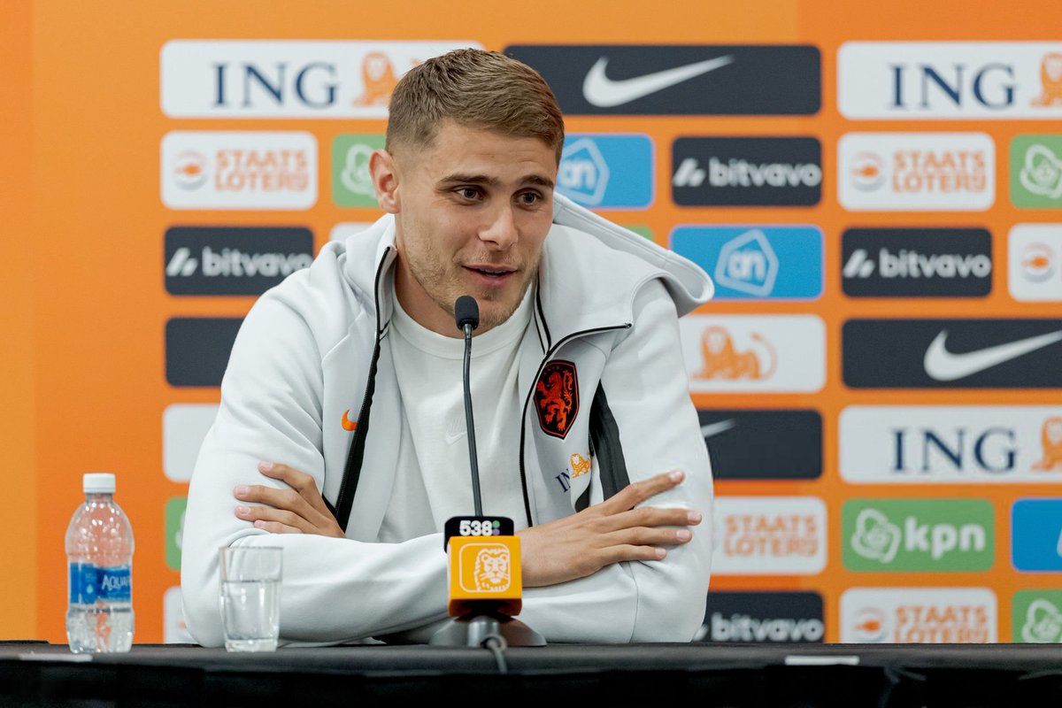 SpursInsight_'s tweet photo. 🚨🗣️ Van de Ven on De Zerbi’s message to him:

"He literally said to me: 'I am going to need you very badly during this period and I am going to have to rely heavily on you.'"

"I had to become even more of a leader, even though I was still young."

@VoetbalPrimeur | #COYS #THFC https://t.co/7slbUcTIcT