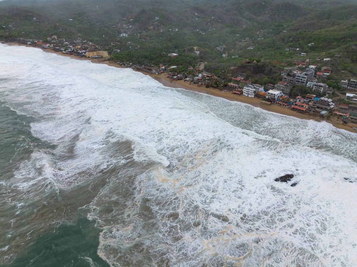 Imagen_Oax's tweet photo. 👉 Así se ve desde el cielo la fuerza del #MardeFondo en #Zipolite en el litoral de #Oaxaca.
Las afectaciones se multiplican en #SanAgustinillo, #Ventanilla y Mazunte.
Cerrados los puertos de Huatulco y #PuertoÁngel.
Imágenes de Mobula dronemaps https://t.co/XdSWCrSpvf