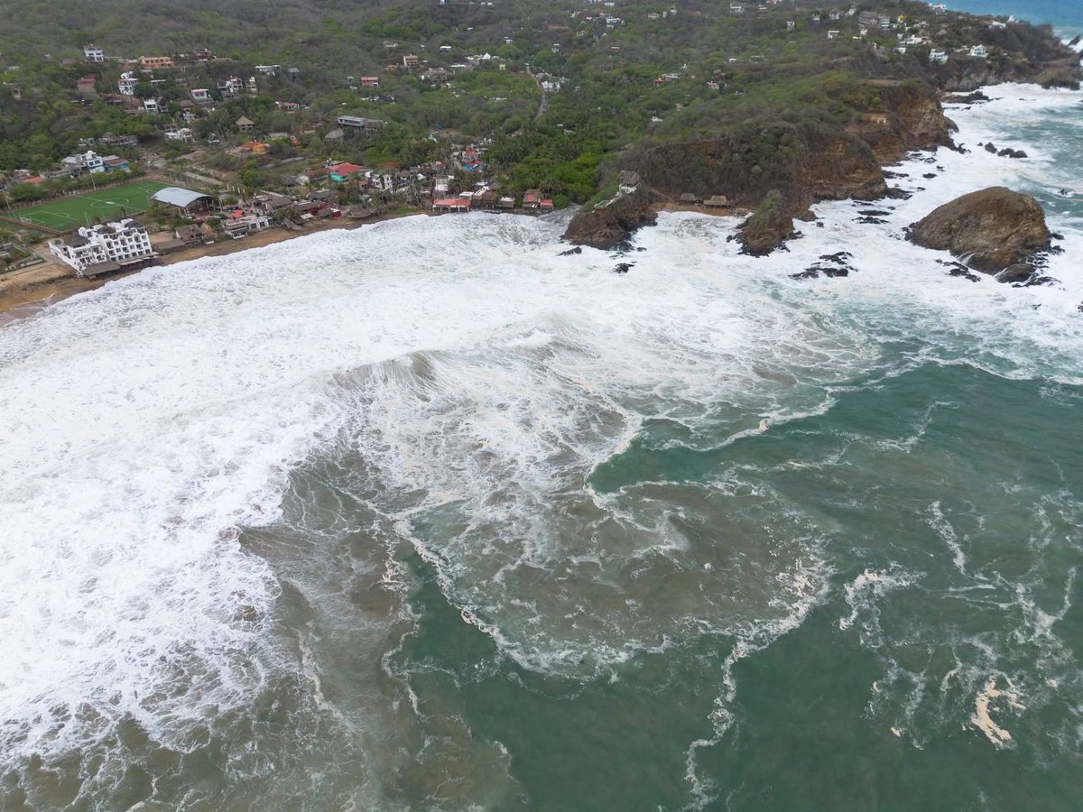 Imagen_Oax's tweet photo. 👉 Así se ve desde el cielo la fuerza del #MardeFondo en #Zipolite en el litoral de #Oaxaca.
Las afectaciones se multiplican en #SanAgustinillo, #Ventanilla y Mazunte.
Cerrados los puertos de Huatulco y #PuertoÁngel.
Imágenes de Mobula dronemaps https://t.co/XdSWCrSpvf