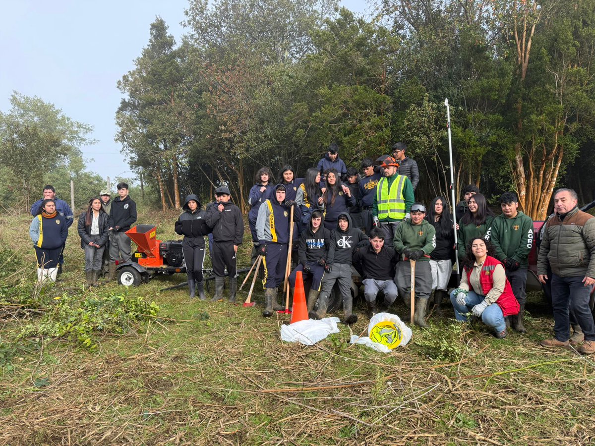 conaf_loslagos's tweet photo. Equipo de Prevención de Incendios Forestales de Conaf en Chiloé, realizó Taller de Silvicultura preventiva a estudiantes del Liceo Bicentenario Insular, con el objetivo de reducir riesgos de incendios en la comunidad @conaf_minagri https://t.co/6h3UE0tEK8
