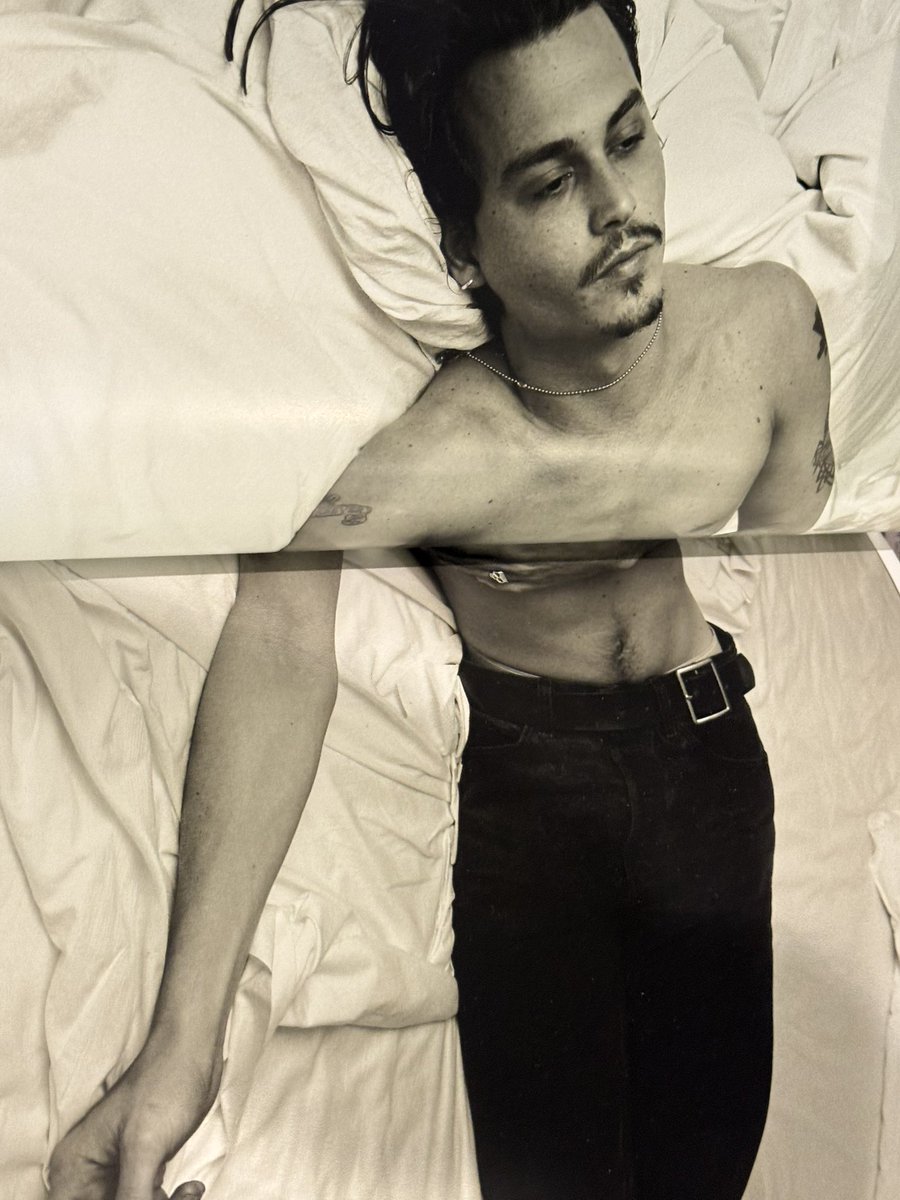ReemDepp's tweet photo. So happy to see that this bookshop is highlighting Annie Leibovitz’s work, including this stunning portrait of Johnny Depp. A wonderful choice. ✨ https://t.co/Y8yEGPhcDf