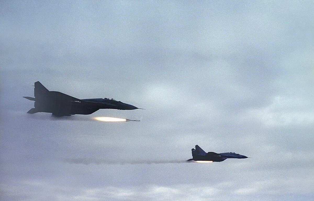 SlavAesthetics's tweet photo. Two MiG-29’s firing off R-60 AAM’s.
1980’s. Alexander Dzhus. https://t.co/aPm4pZ76hl