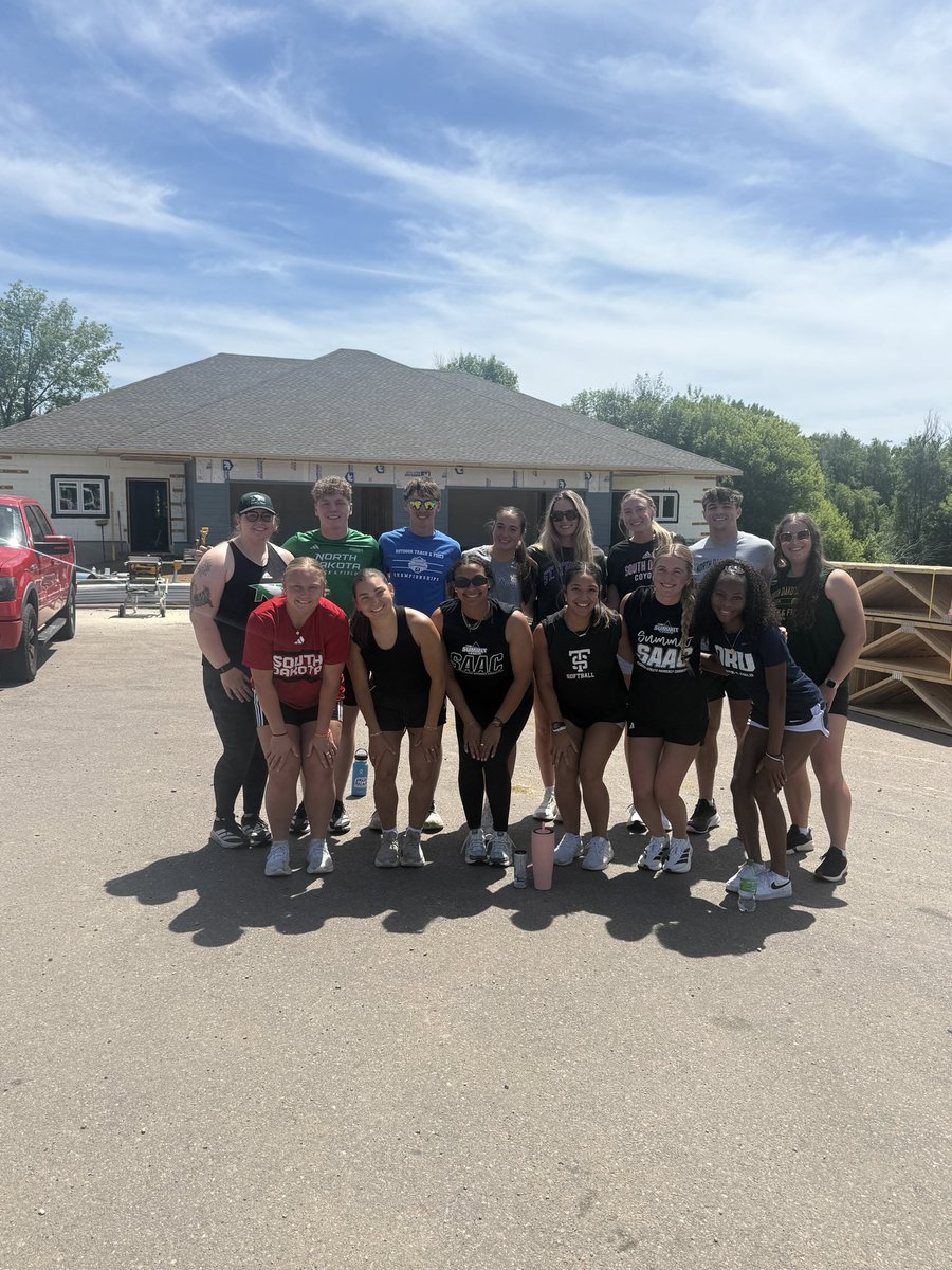 UND_SA_LEAD's tweet photo. Thrilled to have had Julia Matthews and Josh Neil of @UNDtrackfieldXC represent UND at the annual @Summit_SAAC meetings in Sioux Falls!
#UNDproud | #ReachTheSummit | #SummitSAAC https://t.co/2eyuk2VH2m