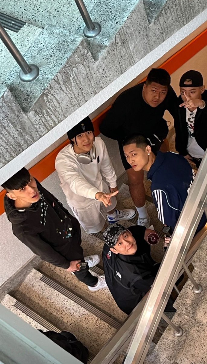 gangna0's tweet photo. 나같경이계단못내려감 https://t.co/w9lFHOFBFF