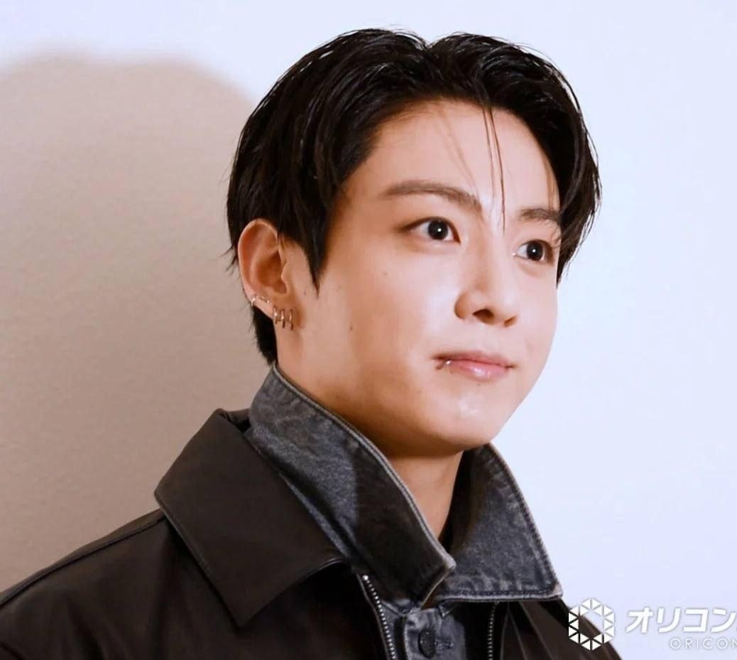 JJKHypeFeed's tweet photo. #JUNGKOOK told Bazaar of his first encounter with the iconic brand (@CalvinKlein),

“Since my mom usually bought my underwear for me, Calvin Klein is the first relatively high-end underwear brand I’ve ever worn.”

He’s so adorable and cuteeee~~ https://t.co/TY59yslLZN
