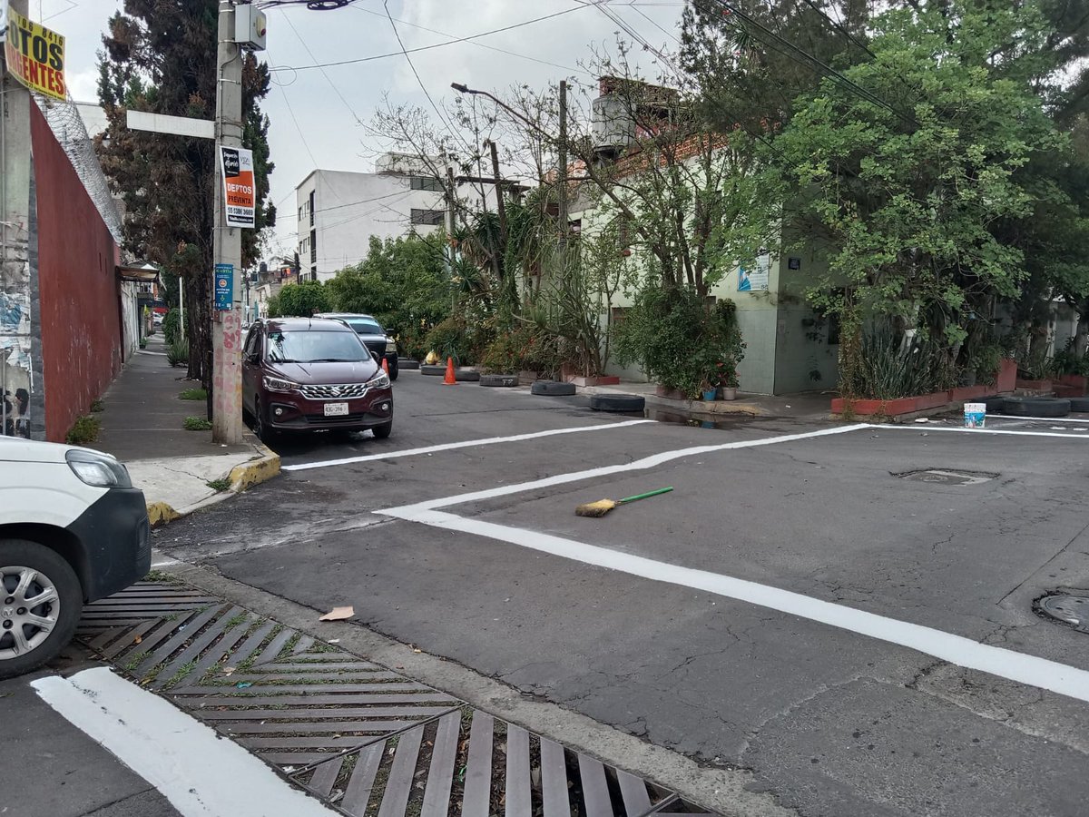 A_VCarranza's tweet photo. 🎨🚗Llevamos a cabo labores de balizamiento de marimbas, pasos peatonales, flechas direccionales y líneas de alto en la calle Correos y Telégrafos, en la colonia Federal, con el objetivo de brindar mayor orden y protección a peatones y automovilistas.

#ObrasYDesarrolloUrbano https://t.co/5ClcoFZICU