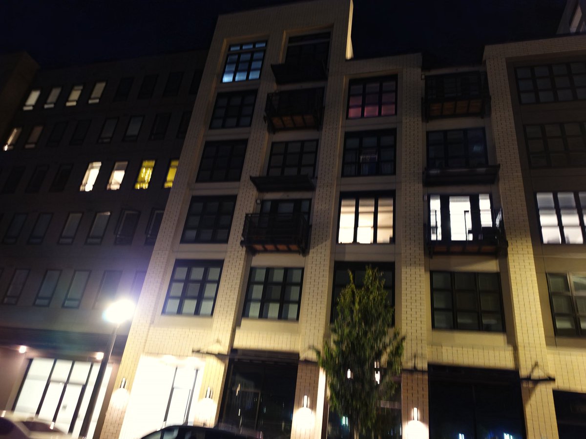 IanFrantz's tweet photo. @LarsLarsonShow South Waterfront condos last Thursday at 10pm.

I'm convinced these buildings are 3/4 empty. https://t.co/3JdgxKX5Bp