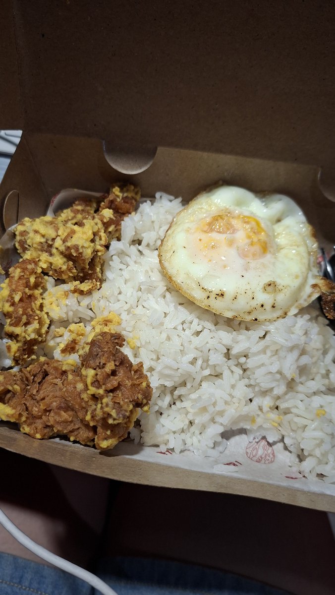 cheesyscb's tweet photo. in this economy harga 30rb dpt segini termasuk standar atau mahal?? Ini di kafe sih, cuma agak kaget aja 30rb dpt ayam nya cm 4 biji 🫠 atau karena tempat nya yg gede ya jd keliatan ayam nya dikit??? https://t.co/b4K5ZBdGNE