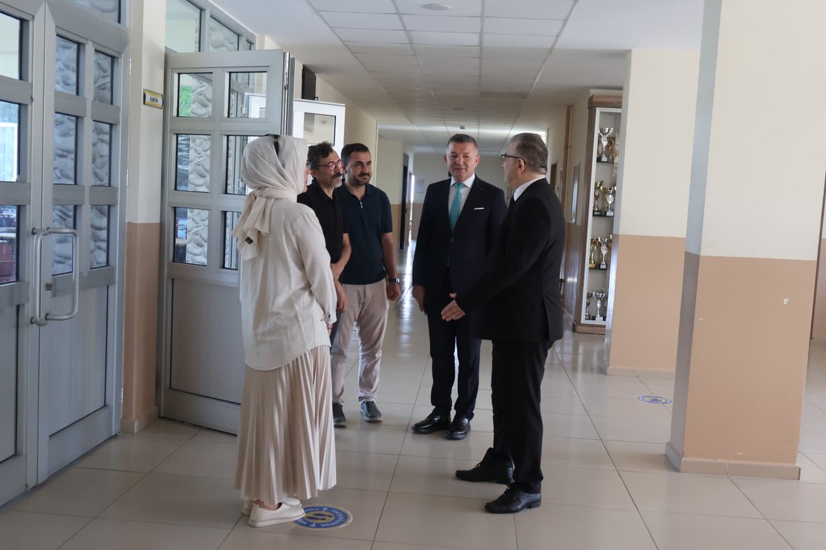 sakaryamem's tweet photo. “Maarifin Kalbinde Marifetli Gençlik” anlayışıyla öğrencilerimiz; bilgilerini, emeklerini ve meslek ahlakını toplumun her köşesine taşımaya devam ediyor. İl Millî Eğitim Şube Müdürümüz Mustafa Güldemir, Karapürçek Çok Programlı Anadolu Lisesini ziyaret ederek okul yöneticileri, öğretmenlerimiz ve marifetli gençlerimizle bir araya geldi. 

@tcmeb
@Yusuf__Tekin
@dogan_rahmi