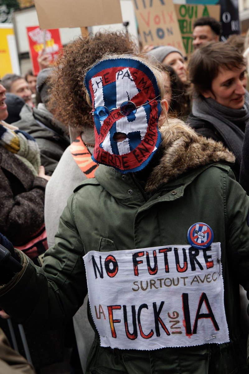 PascaleChemin's tweet photo. Photos du jour : manif de décembre 2024 : le combat continue #fable #jeuvideo #touchepasmavf #noIA https://t.co/MARrM0VgGm