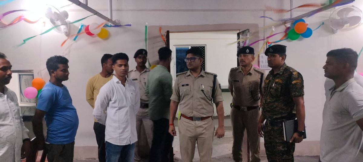 SaharsaPolice's tweet photo. पुलिस अधीक्षक महोदय, सहरसा  द्वारा पुलिस केंद्र, सहरसा में नवनिर्मित मेस का उद्घाटन किया गया
@bihar_police
@BiharHomeDept
#janpolice 
#Saharsapolice 
#HainTaiyaarHum 
#knowyourpolice 
#police 
#saharsa https://t.co/mwOxcyRO4A