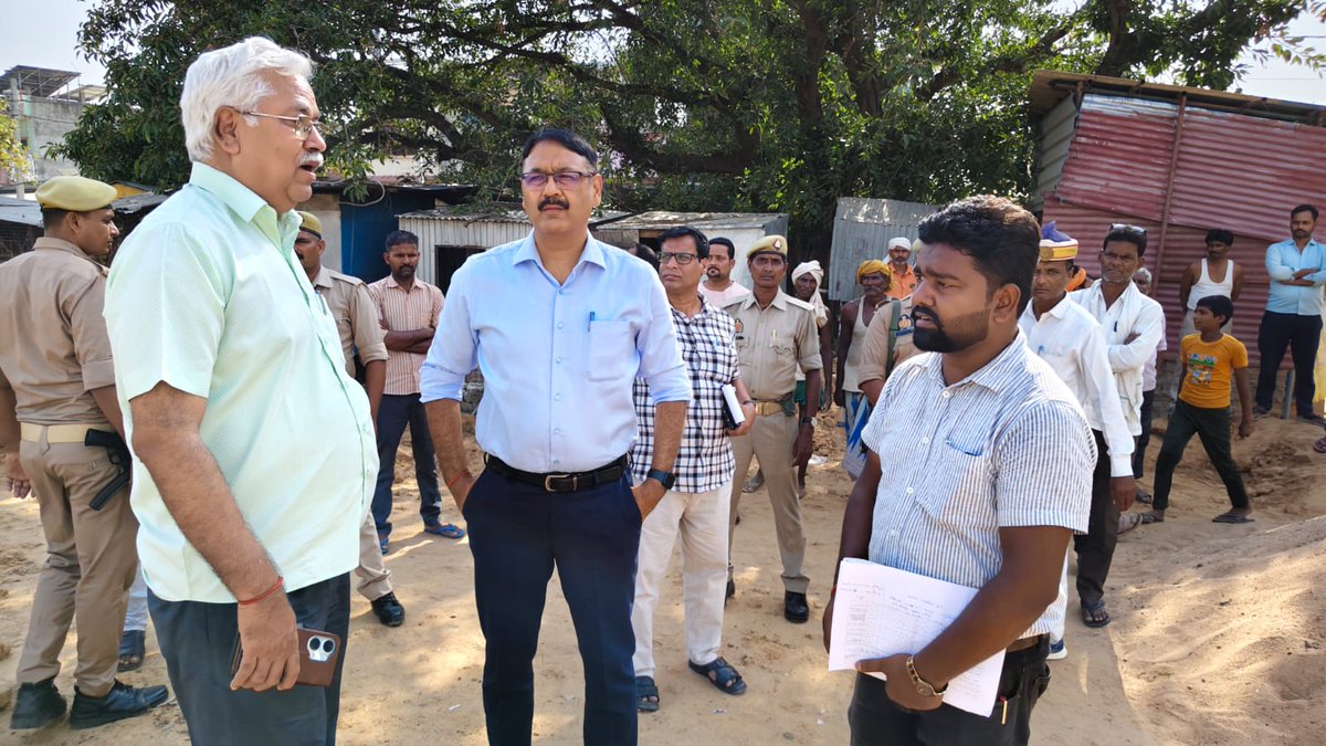 DM_Sknagar's tweet photo. जिलाधिकारी द्वारा निर्माणाधीन बस स्टेशन मुखलिसपुर का स्थलीय निरीक्षण किया गया। कार्य में प्रगति एवं गुणवत्ता का ध्यान रखते हुए निर्धारित समय में बस स्टेशन का निर्माण कार्य पूर्ण करने हेतु संबंधित को निर्देशित किया गया। https://t.co/ymL0d2yW7I