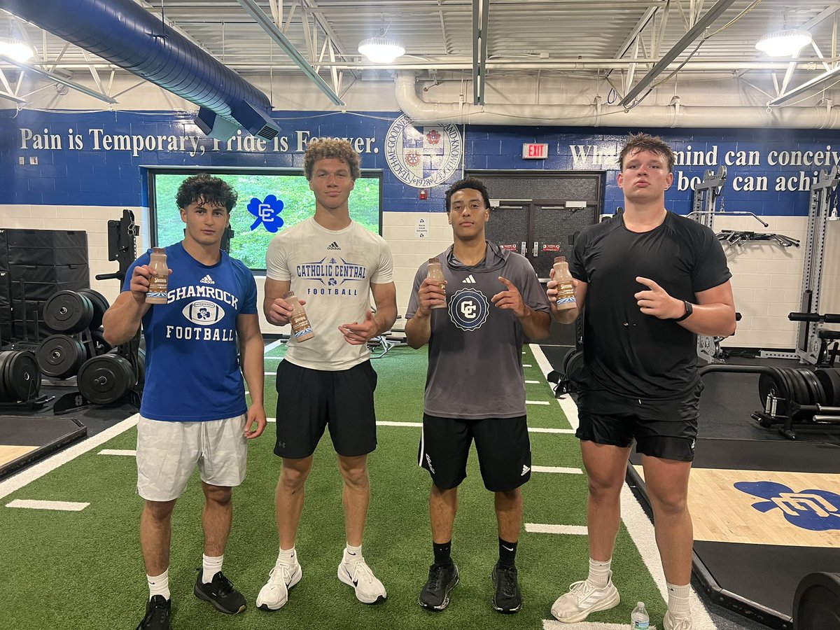 DCCfootball's tweet photo. Championship Tuesday workout at Detroit CC! Thank you to @GuernseyDairy for providing post workout nutrition! #WeAreCC https://t.co/t6No8rsfvl