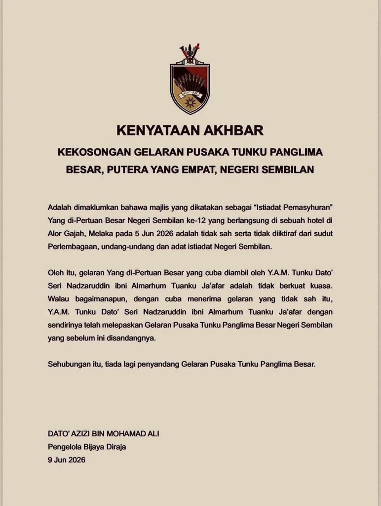 HalimCrypto's tweet photo. PENGELOLA BIJAYA DIRAJA

SIAPAKAH yang melantik? 

1. Yang di-Pertuan Besar Negeri Sembilan adalah pihak yang melantik Pengelola Bijaya Diraja Istana Negeri Sembilan.

2. Jawatan ini merupakan LANTIKAN TERUS oleh Baginda pemerintah untuk menguruskan hal ehwal peribadi, pentadbiran istana, dan adat istiadat diraja Baginda. 

3. Individu yang memegang jawatan ini akan berkhidmat SELAMA MANA yang diperkenankan oleh Baginda selama mana memerintah. 

TUGAS Utama, 

1. Pengurusan PENTADBIRAN Istana

KETUA Jabatan
-Mengetuai dan menguruskan semua kakitangan istana, termasuk pengurusan kewangan, aset, dan bajet operasi istana.

JADUAL Bertugas
-Mengatur dan menyelaras jadual harian, majlis menghadap, serta lawatan rasmi Yang di-Pertuan Besar di dalam dan luar negara.

DOKUMENTASI Diraja
-Menyimpan dan menguruskan rekod-rekod penting, surat-menyurat rasmi, serta dokumen perlembagaan negeri yang melibatkan pihak istana.

2. Pengurusan ISTIADA dan PROTOKOL

MAJLIS Rasmi
-Merancang dan memantau kelancaran hari-hari penting seperti Hari Keputeraan Baginda, Majlis Pengurniaan Darjah Kebesaran, dan majlis santapan diraja.

PENJAGA Protokol
-Memastikan setiap tetamu (termasuk orang kenamaan dan diplomat asing) mematuhi adat resam dan protokol istana sepanjang majlis berlangsung.

3. PERHUBUNGAN Awam dan Hubungan Kerajaan

JURUCAKAP Utama
-Mengeluarkan KENYATAAN MEDIA, pengumuman rasmi, atau penafian bagi pihak istana kepada media dan orang awam.

ORANG Tengah
-Menjadi saluran perhubungan rasmi antara pihak Istana Negeri Sembilan dengan Pejabat Setiausaha Kerajaan Negeri (SUK) dan agensi kerajaan yang lain.

4. KESELAMATAN dan KEBAJIKAN Diraja

KAWALAN Keselamatan
-Menyelaras aspek keselamatan istana dan keluarga diraja bersama-sama dengan pihak polis, tentera, dan pasukan pengawal istana.

KEBAJIKAN Istana
-Memastikan semua keperluan domestik, logistik, kenderaan diraja, dan penyelenggaraan bangunan istana sentiasa berada dalam keadaan terbaik.

ADAKAH boleh mengisytiharkan Yang di-Pertuan Besar SAH atau TIDAK? 

1. Sama sekali TIDAK boleh. 

2. Pengelola Bijaya Diraja TIDAK mempunyai sebarang bidang kuasa undang-undang atau perlembagaan untuk mengisytiharkan pelantikan seorang Yang di-Pertuan Besar (YDPB) SAH atau TIDAK.

3. Tugas beliau hanya TERHAD kepada perkara-perkara pentadbiran. 

4. Beliau TIDAK BOLEH membuat sebarang keputusan politik atau perlembagaan negeri atas kehendak sendiri.

MENGAPA Tidak Boleh? 

1. HANYA Penyampai Titah
-Apabila Pengelola Bijaya Diraja mengeluarkan kenyataan media mengenai status takhta, beliau tidak bertindak mengikut kuasanya sendiri. 
-Beliau hanyalah "CORONG SUARA" atau jurucakap yang membacakan keputusan rasmi yang telah dibuat oleh PIHAK yang LEBIH TINGGI iaitu DKU.

2. TIADA Kuasa Perlembagaan
-Di bawah Undang-Undang Tubuh Kerajaan Negeri Sembilan, UUTKNS 1959, jawatan ini merupakan jawatan PEGAWAI pentadbiran istana, BUKANNYA badan pemutus undang-undang negeri.

SIAPA yang Mempunyai KUASA SAH di Negeri Sembilan?

1. Negeri Sembilan mempunyai sistem beraja yang sangat unik di Malaysia. 

2. Kuasa untuk mengisytiharkan, memilih, atau MENGESAHKAN kedudukan Yang di-Pertuan Besar terletak sepenuhnya di tangan:

UNDANG Yang Empat
-EMPAT Pemerintah LUAK iaitu Undang Luak Sunge Ujong, Undang Luak Jelebu, Undang Luak Johol, dan Undang Luak Rembau, mempunyai KUASA MUTLAK mengikut perlembagaan UUTKNS 1959 untuk memilih dan melantik Yang di-Pertuan Besar. 

DEWAN Keadilan dan Undang
-BADAN rasmi negeri yang dipengerusikan oleh Yang di-Pertuan Besar, dan dianggotai oleh Undang Yang Empat, Tunku Besar Tampin, Dato' Shahbandar & Tunku Besar Seri Menanti. 
-Badan ini berfungsi menyelesaikan PERTIKAIAN mengenai ADAT, pemilihan Yang di-Pertuan Besar, dan KEDAULATAN negeri.